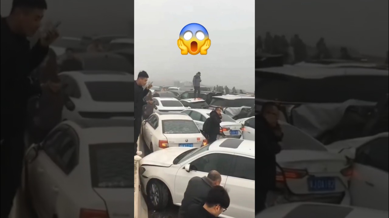 Highway accidents in Henan China, shrouded in fog! #accident #news