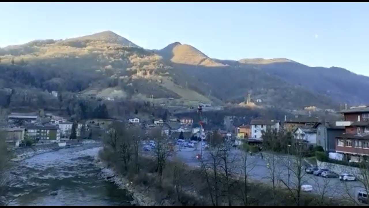 23 febbraio 2022, elicotteri ancora in azione per l'incendio a Poscante
