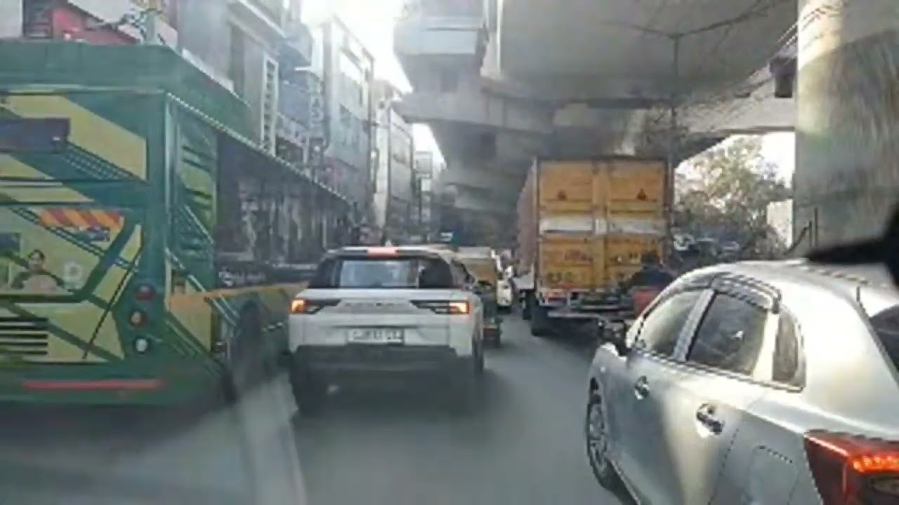 दिल्ली की सड़कों का मज़ा 
