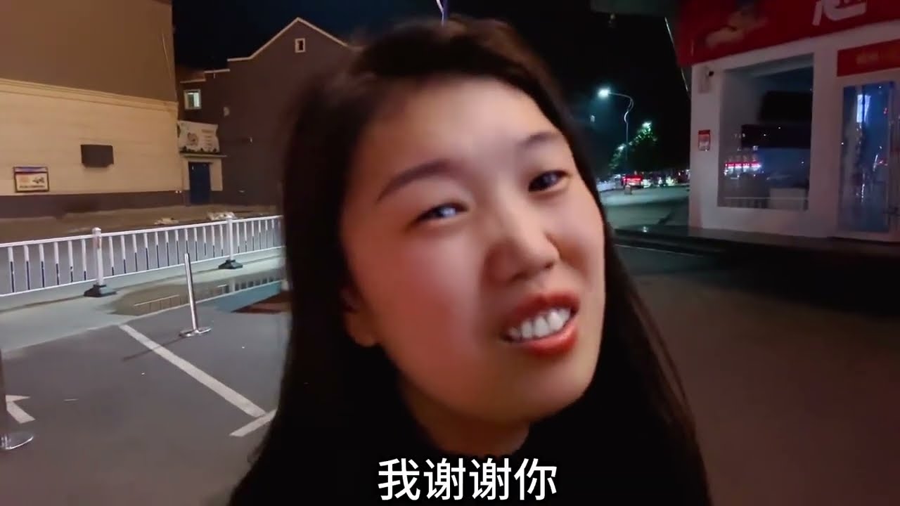 小伙死活不让姑娘进家门，可姑娘就赖着他不走，小伙无奈狠心逃跑