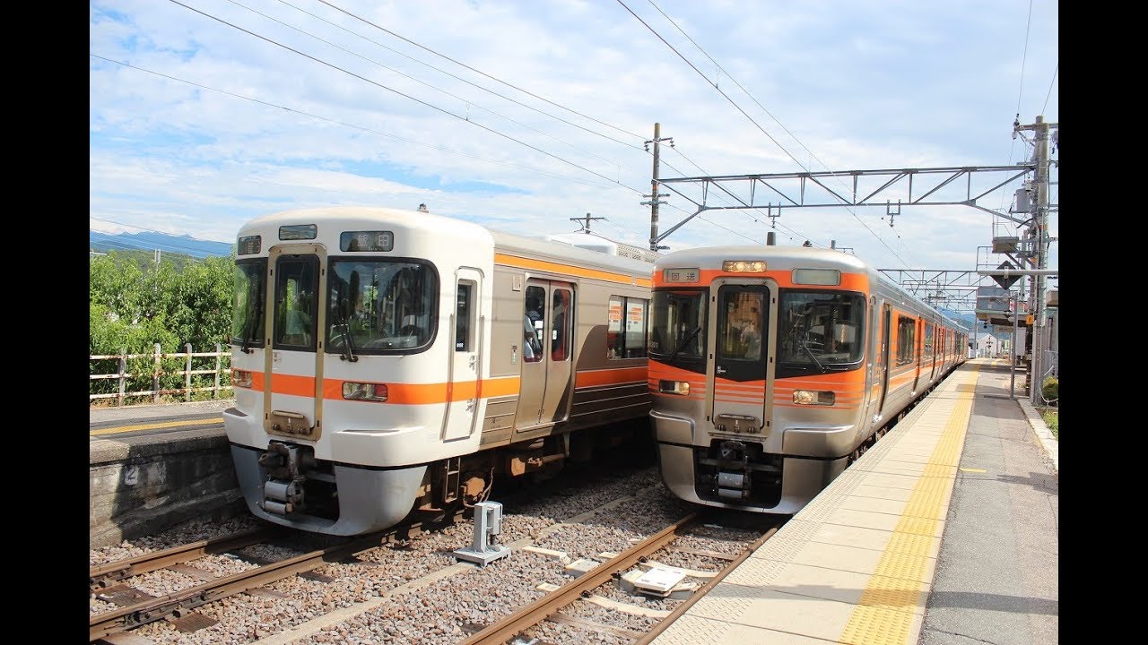 北殿で行違う313系1700番代と8000番代