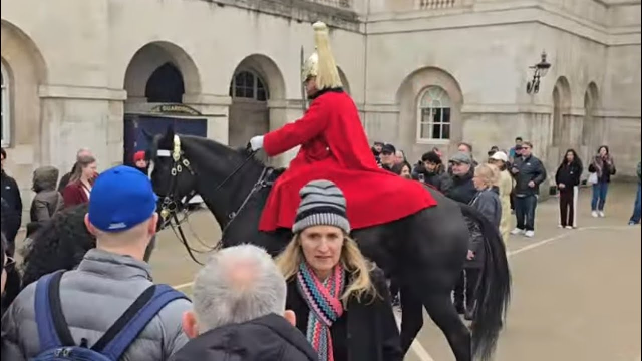 Kings guard shouts at tourists to get back move. blocking the box #kingsguard