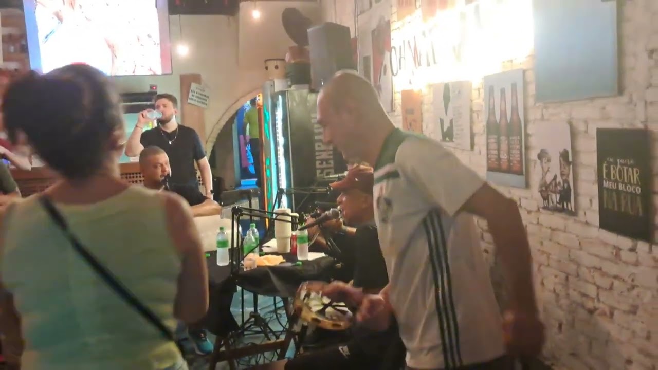 Hoje meu  sextou fui com meus pais prestigiar o grupo a toca do samba no Oh madalena part14