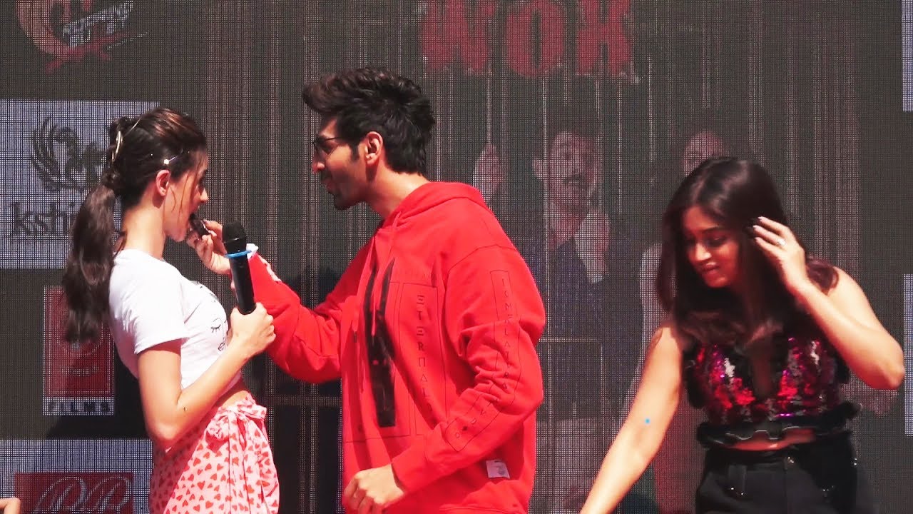 Kartik Aaryan Birthday Celebration At Mithibai College | Pati Patni Aur Woh