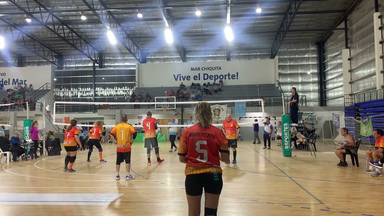 Partidazo +50 (parcial) en Santa Clara: Sobrevivientes de Mdza vs Mosqueteros de Cba