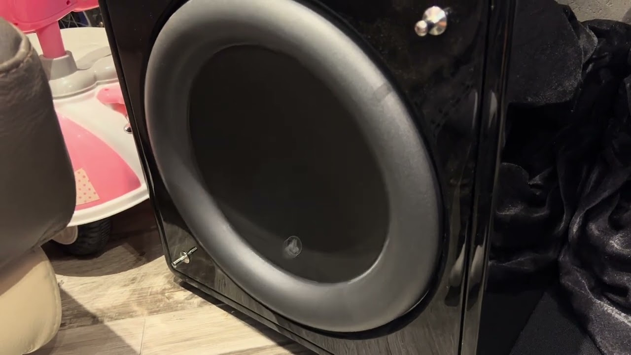 JL Audio Fanthom V2 F112 Bass Test