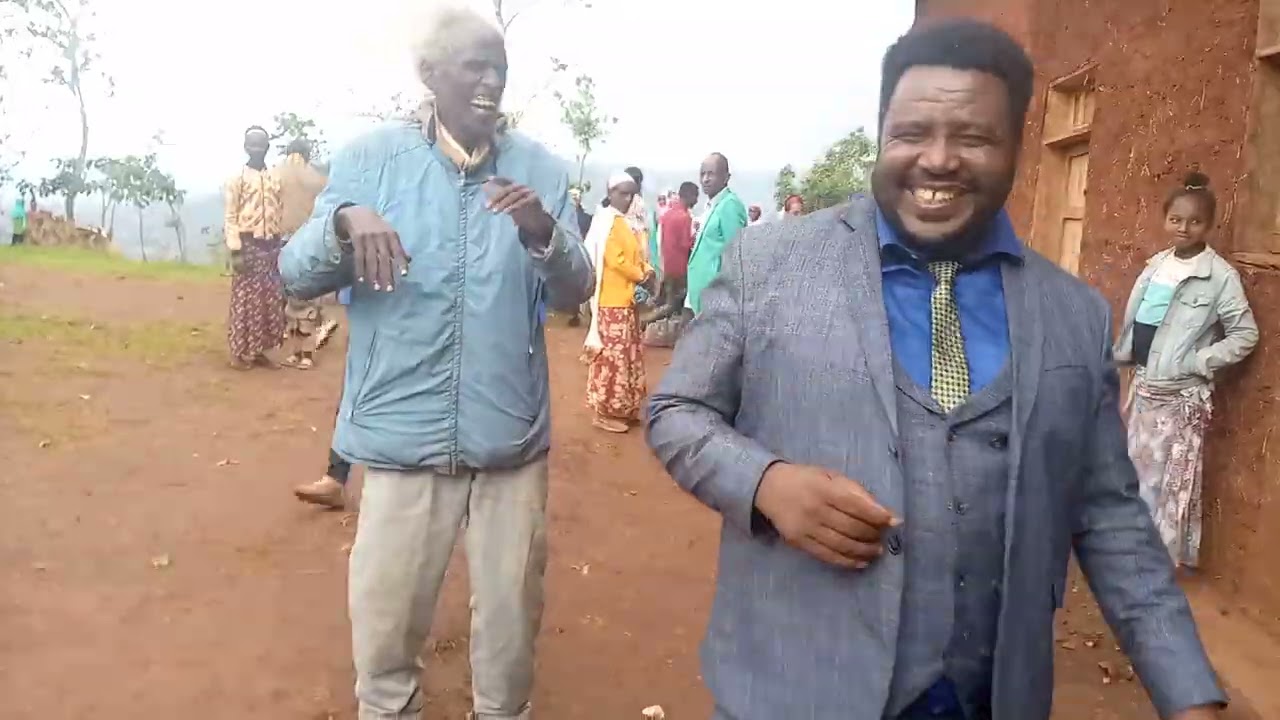የትልቅ ሰው ምርቃት በጣም ደስ ይለኛል ስማቸው ቆርሳ ይባላሉ ስዳማ ክልልውስጥልዩቦታ አሮረሳ ዌለ ይኖራሉ ዘማሪ ናማሮን ስመርቅ!!!