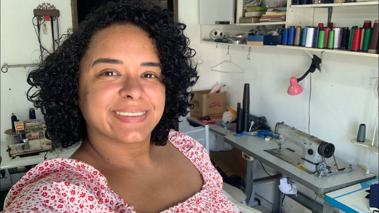 Meu ATELI&Ecirc; DE COSTURA EM CASA (overloque, reta, galoneira, cadeira pra costureira)