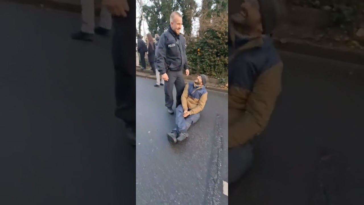 SUPERLOL: #Letztegeneration schmust sich an Bein von Polizisten, beide m&uuml;ssen lachen!