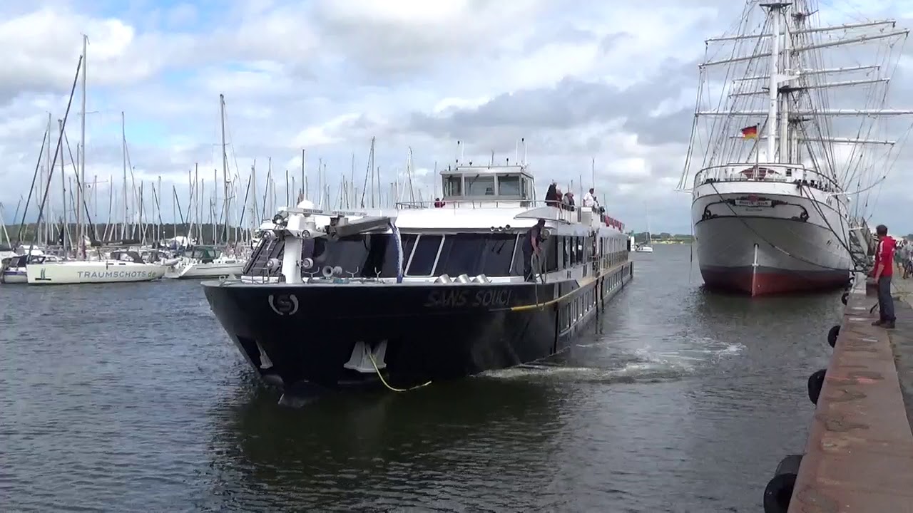 Flusskreuzfahrtschiff  MS - SANS SOUCI  beim Einlaufen in Stralsunder Hafen am Abend 5.7.2020 (HD) 🚢