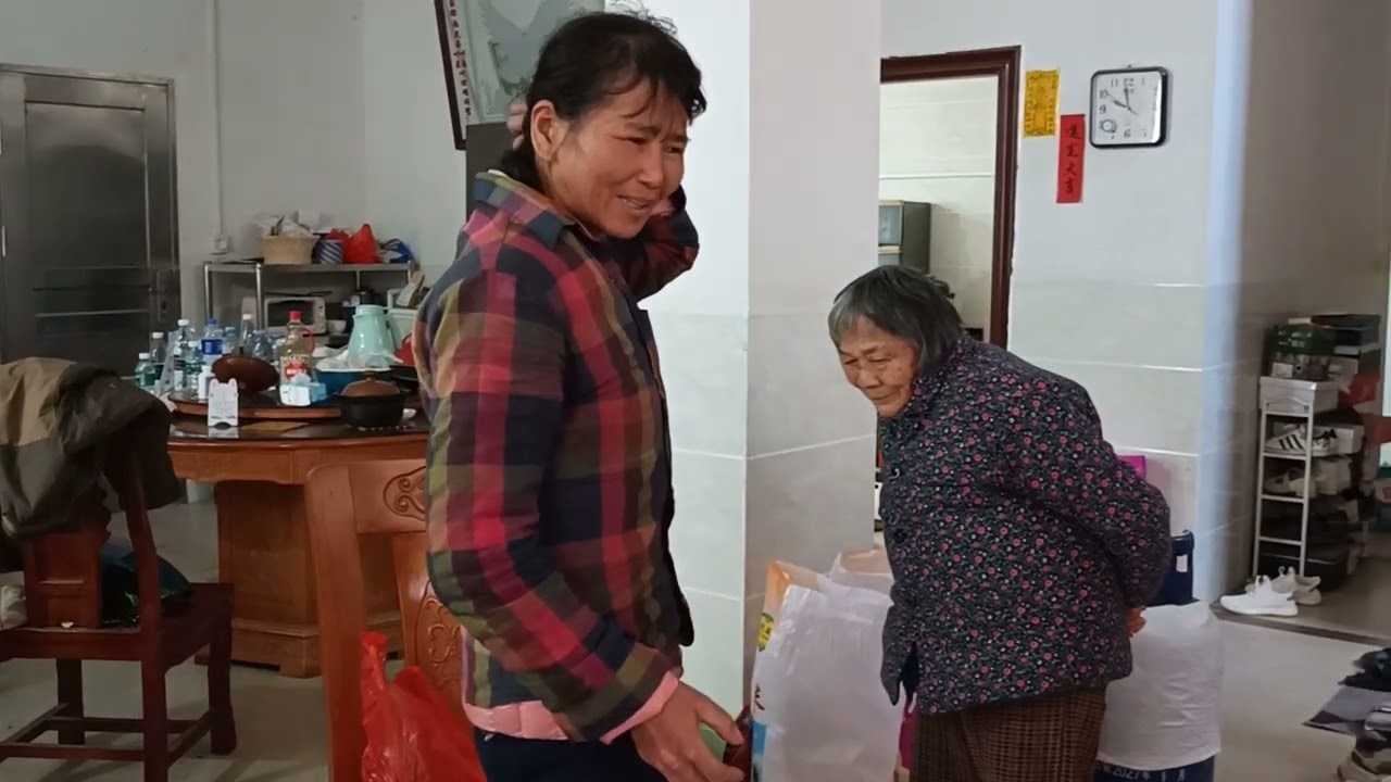 学长妈妈送彩礼到女方家。准新娘父母竟然把这么重要的日子忘记了#小芬旅记