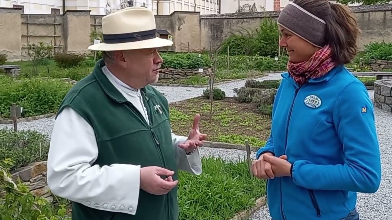 Im Kräutergarten Stift Geras bei Kräuterpfarrer Benedikt