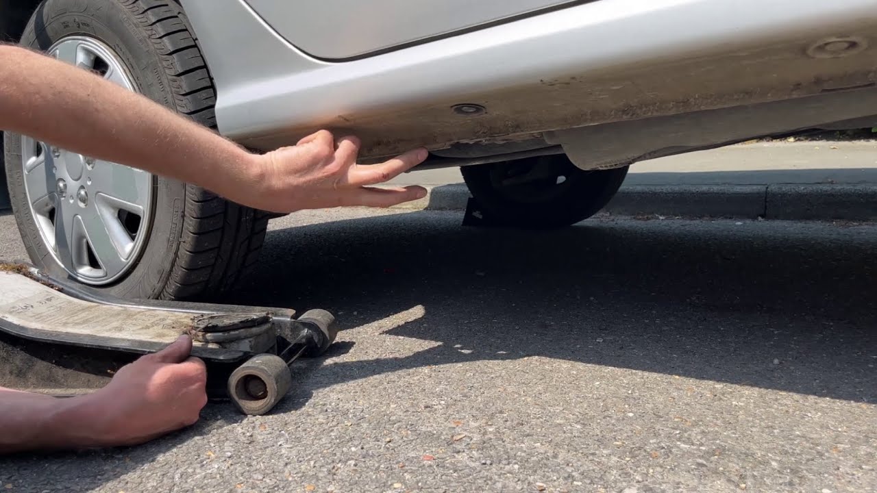 Как поднять Skoda Fabia на домкрате