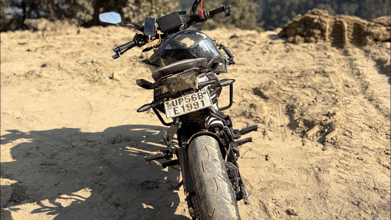 Critical road daunne Nepal hill with the blue duke