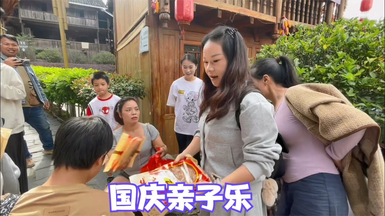 娜姐带孩子去皇都游玩，看秋子她们抢鸭子太激动，给依婷做套侗服