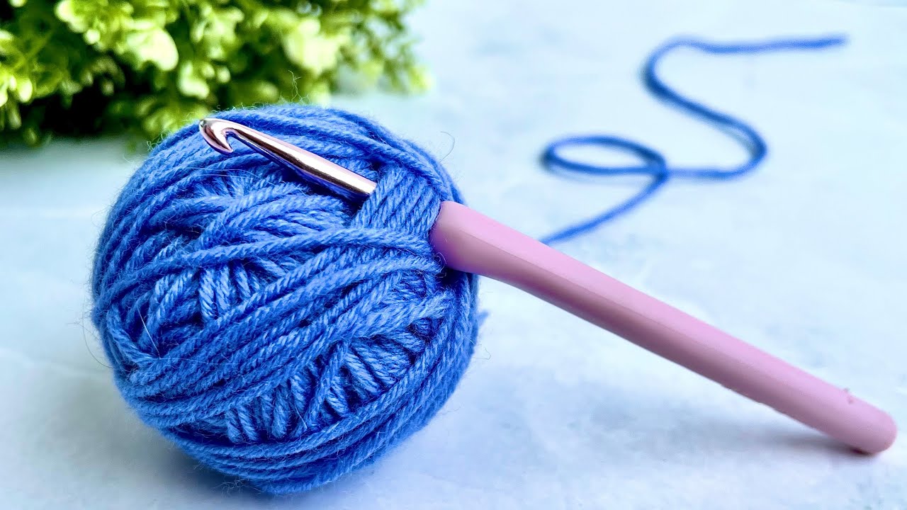 I couldn't believe that it knits so easily, only 2 rows and such beauty. Crochet.