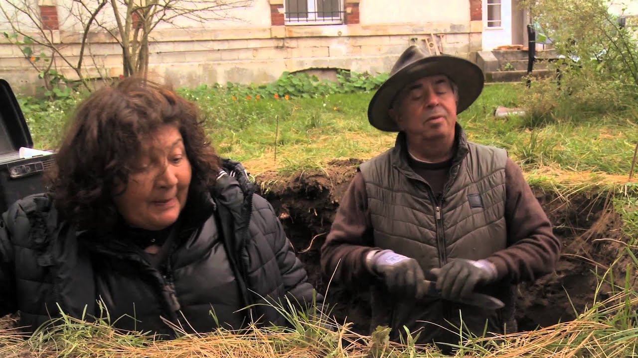 Claude et Lydia Bourguignon analysent le sol du Jardin d'émerveille