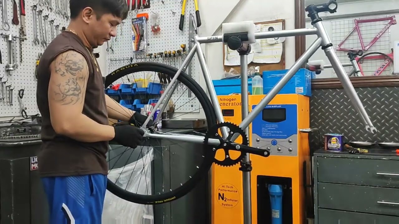 SPIN TRACK Custom Fixie Build #jrspeed #docrobert #Spintrack #fixie #bike #bikelife