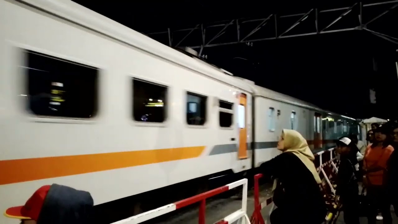 Double Traksi KA Gajah Wong di Perlintasan Geser