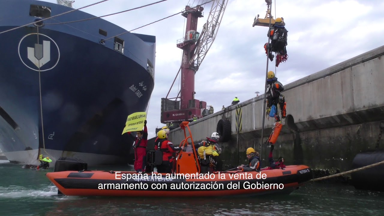 ¡ACCIÓN! Activistas de Greenpeace protestan en Bilbao contra el envío ilegal de armamento