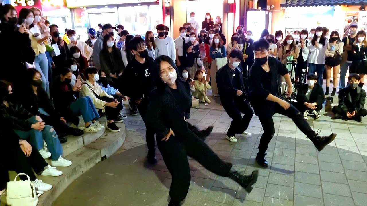 SUNDAY. HAF. BEAUTIFUL FASCINATING BUSKING ON HONGDAE STREET.