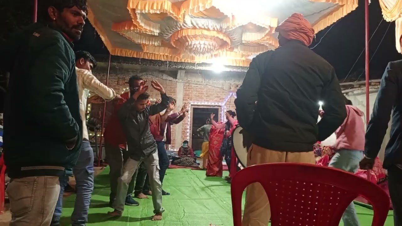 इसमें सबसे लास्ट में विधायक जी डांस कर रहे हैं