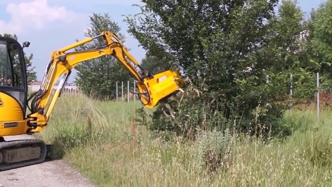 Kosiarka młotkowa Ghedini DA 73 / mulczer + mini koparka JCB 8025