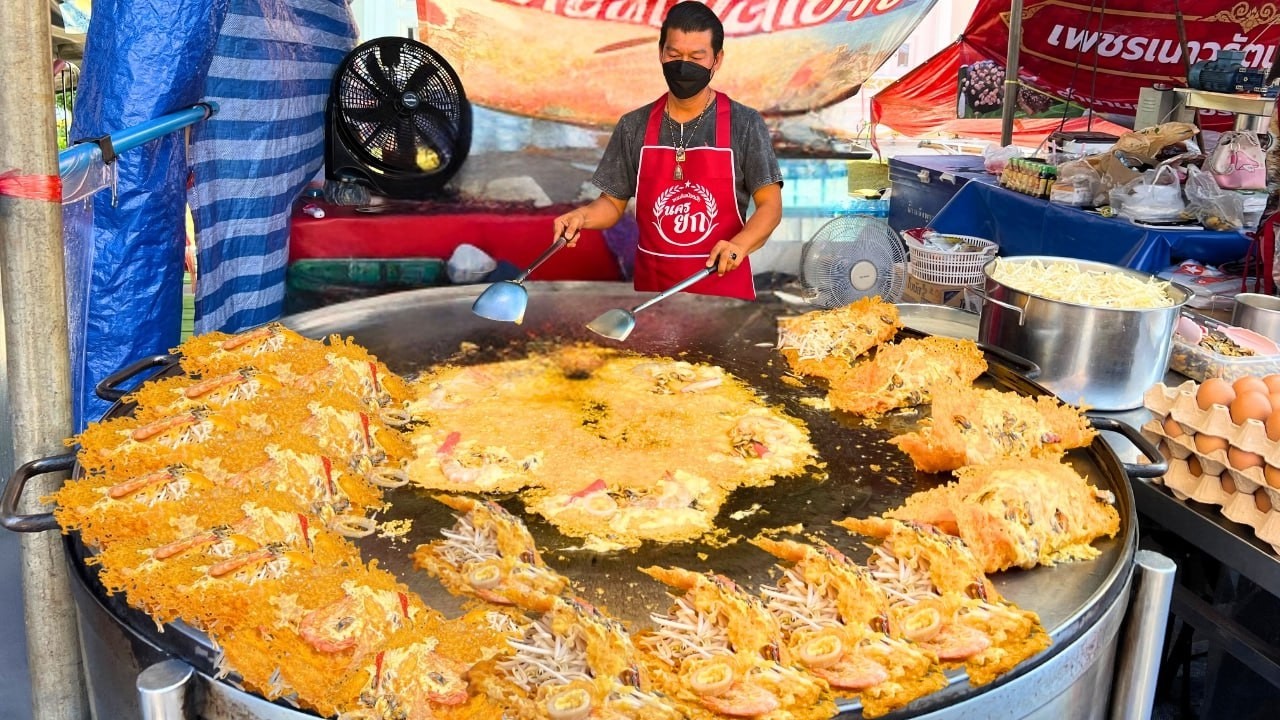 Amazing! Sold Out 300 Boxes Seafood Omelette by Asian Master Chef in 2 Hours | Thai Street Food
