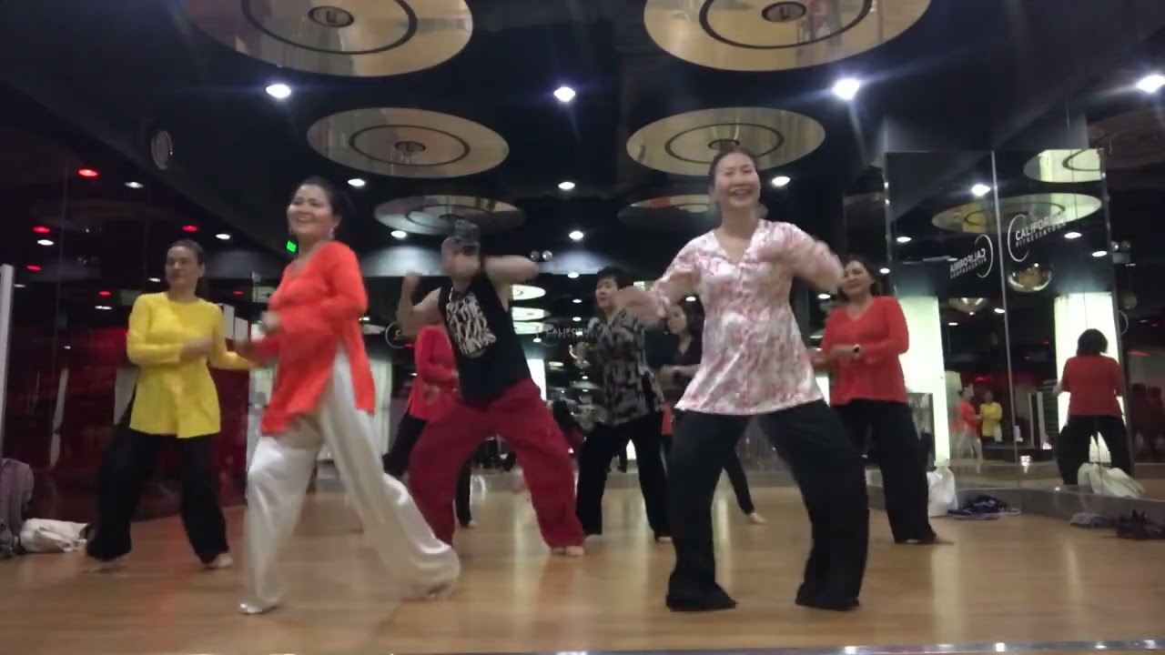 MH cùng các bạn lớp zumba - mừng Xuân Bính Ngọ - Qua cầu rước em