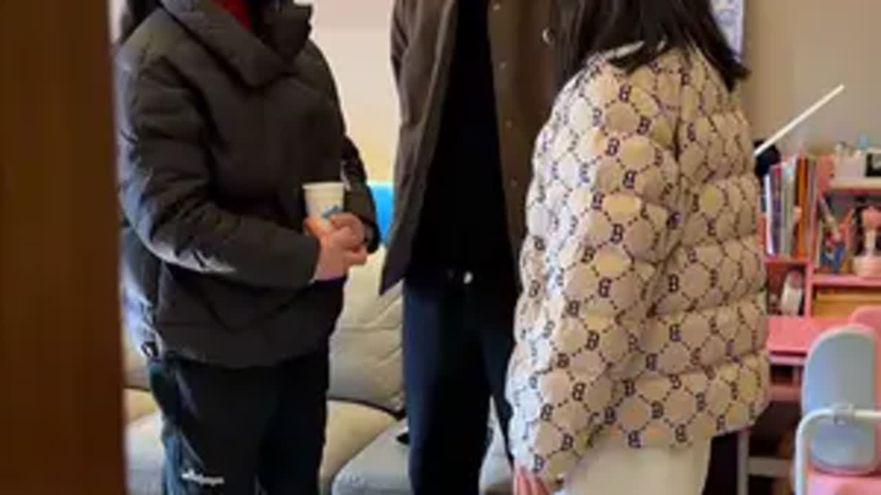 小雪和婆婆因为生二胎的事情吵架了，小雪气的回了娘家，今天强子和婆婆去丈母娘家里跟小雪道歉把小雪接回来山村小雪和强子 婆媳 二胎