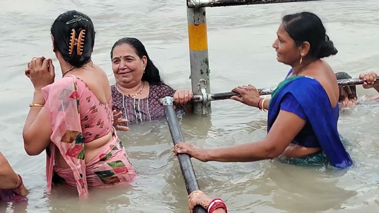 ताई ने किया बहनों के साथ गंगा स्नान हरिद्वार @धनवंती हरियाणवी ताई🗾🙏🐛🪱🔥