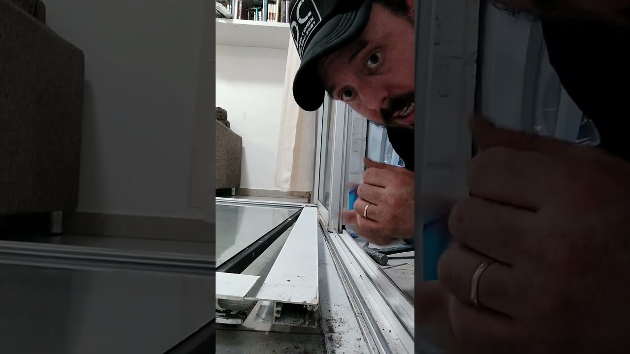 החלפת גלגליות לחלון ויטרינה פרופיל 7000 .