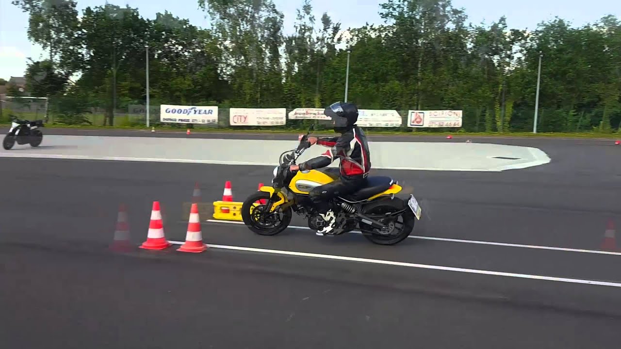 Le permis moto en Belgique - Les man&oelig;uvres pour le permis A