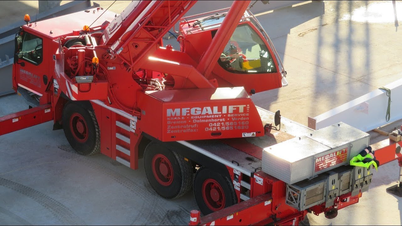 Soeren66 - Mobilkran LIEBHERR LTM 1055-3.2 von Megalift beim Einbau von Dachbindern