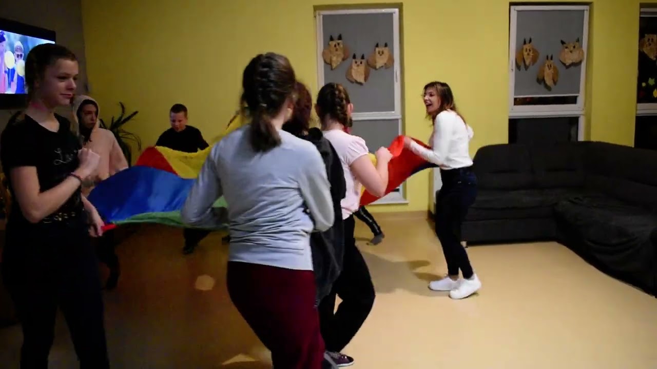 Zabawy ruchowe z chustą animacyjną „Świat kolorów”
