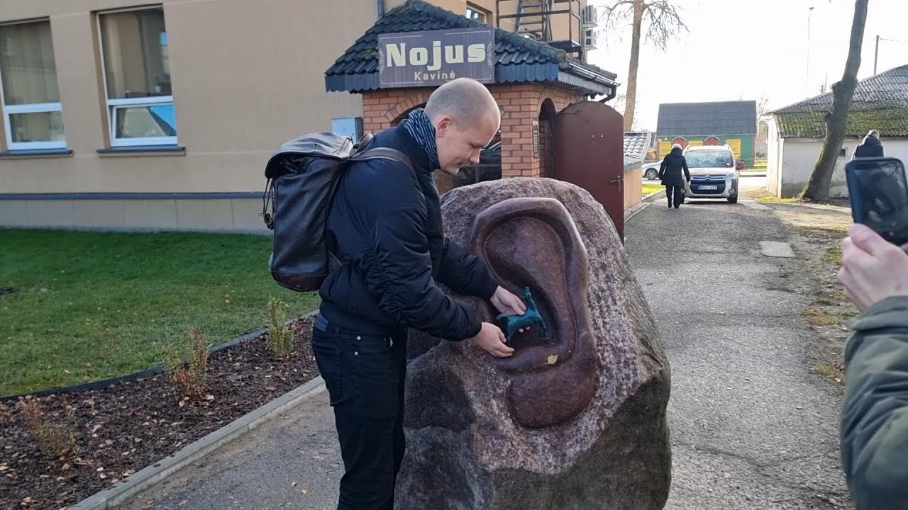 Raseiniuose atidengta jau ketvirtoji Kukučio skulptūra - „Kumelaitė Kukučio ausy“