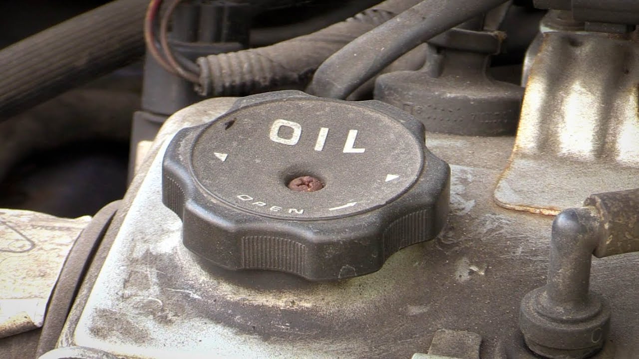 Грязный моторный отсек Mitsubishi Clean