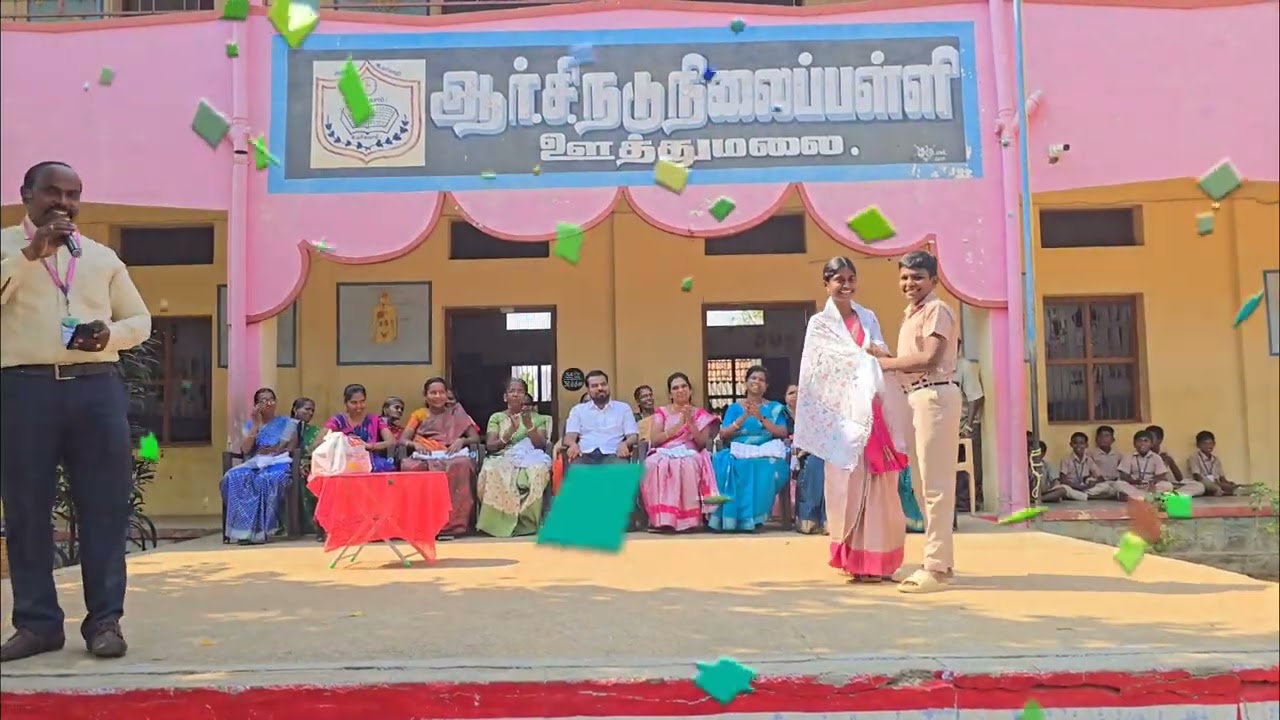 எம் சிங்க பெண் ஆசிரியைகளை   தலைமையாசிரியரின் அன்பு மொழியால்  மாணவர்களின் மகிழ்ச்சியூட்டும் பாராட்டு