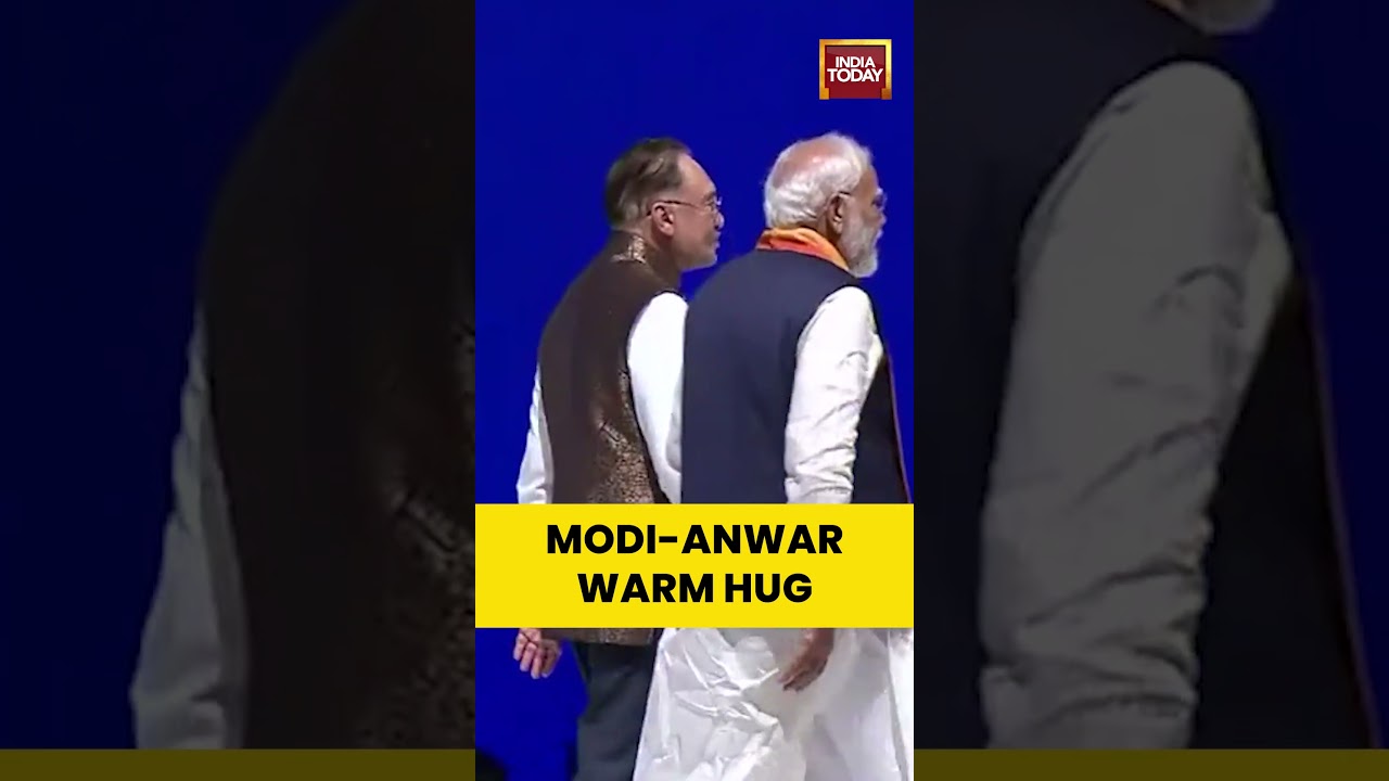 PM Modi & Anwar Ibrahim Share Warm Hug at Diaspora Event | India Today