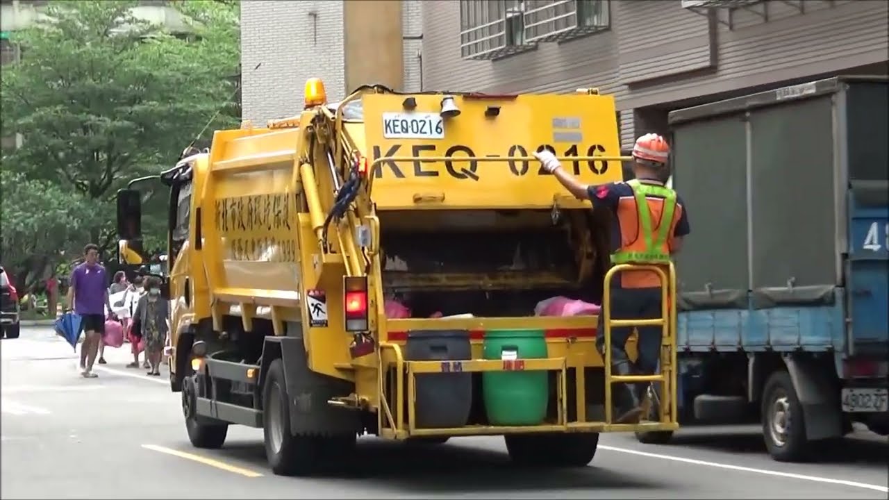 (202307拍攝）新北市環保局垃圾車KEQ-0216沿線收運Taiwan Garbage Truck in New Taipei city，Taiwan (ゴミ収集車、대만 쓰레기차 )