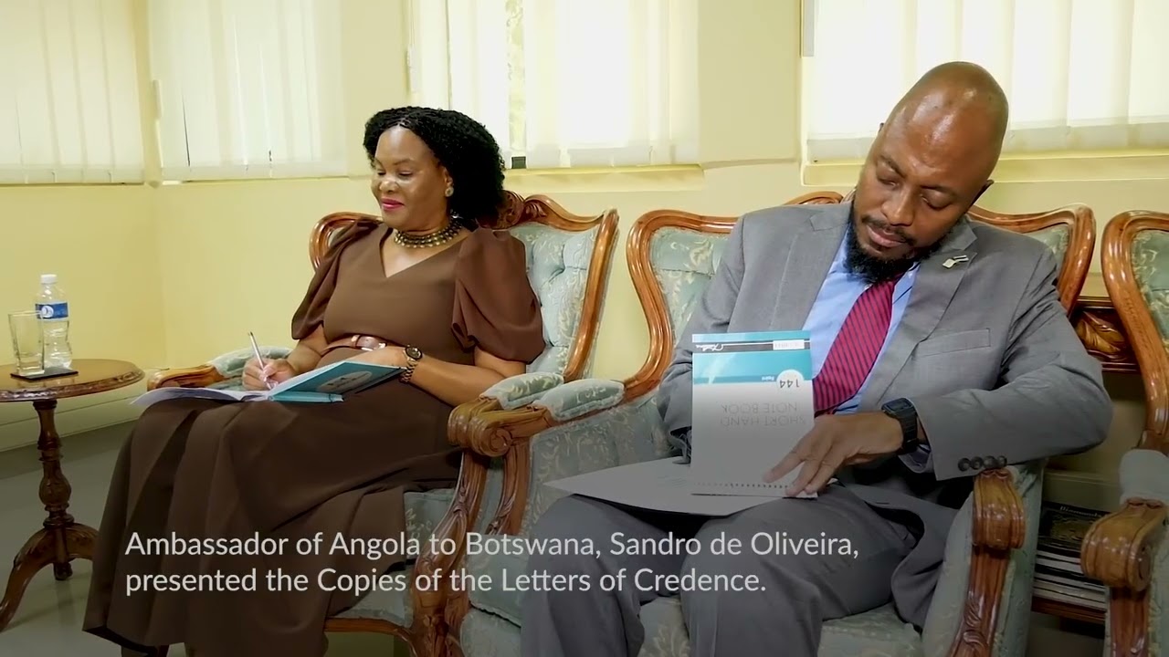 EMBAIXADOR DE ANGOLA NO BOTSWANA APRESENTA CARTAS FIGURADAS