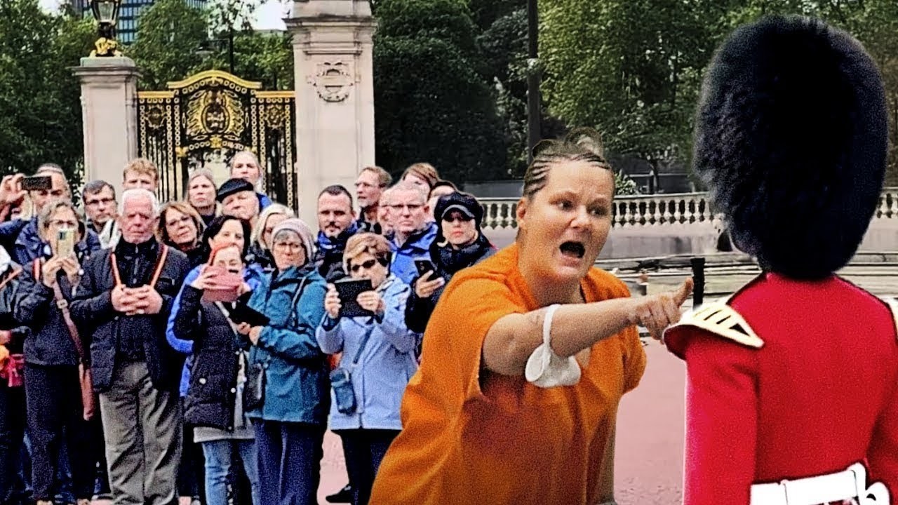 Wenn respektlose Touristen sich mit Royal Guards anlegen...
