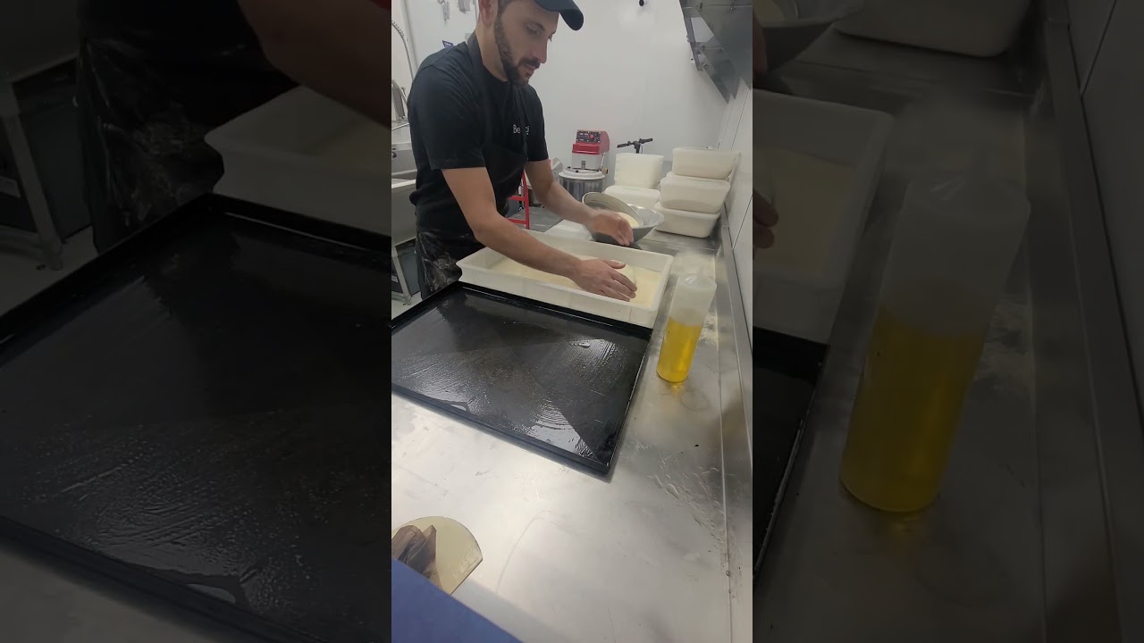 Stesura pizza romana su teglia/ how to strech pizzA roman style  🫶🇮🇹🍕 Ig @christian_salonia