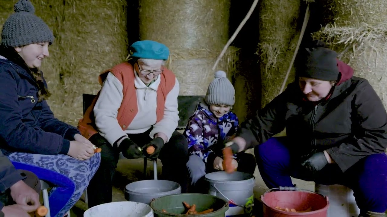 🥕😄 Bitwa na Żarty przy Marchewkach – Rodzinne Obieranie w Bronowie (Część 2)
