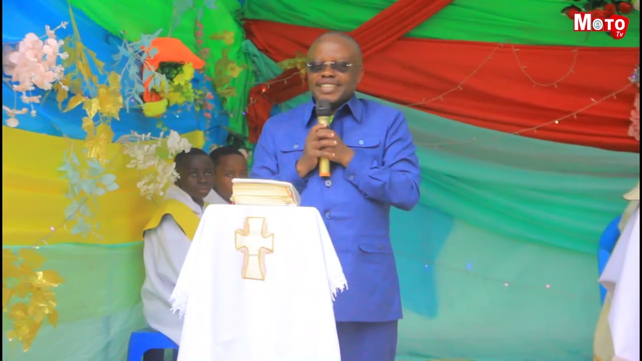 L’hon Mbusa Machozi prie avec les fidèles de la paroisse Sainte Marie, Médiatrice de toute Grâce