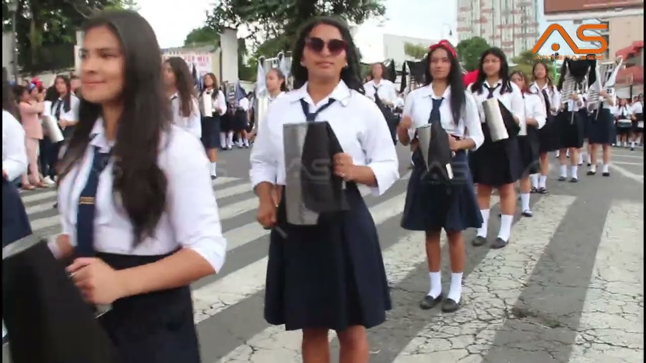 La banda del Colegio Superior de Señoritas interpreta Caña Dulce