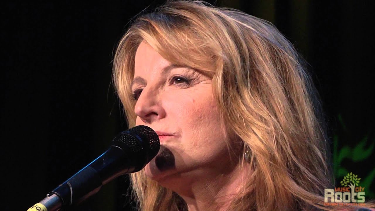 Claire Lynch 