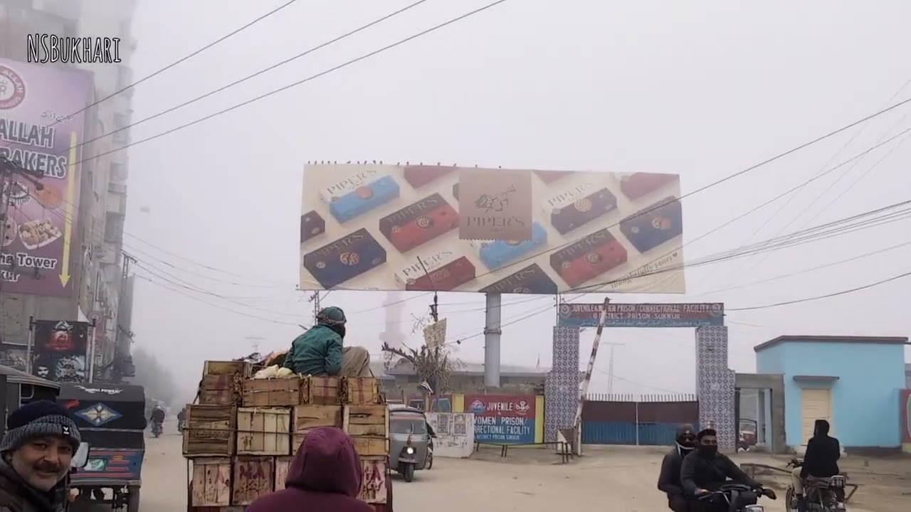 Hazy morning on the roads of Sukkur