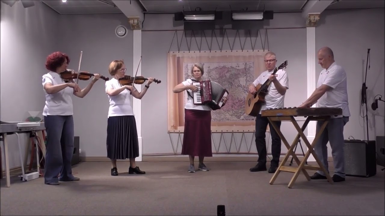 Kapela Sudmaliņas spēlē danču mūziku