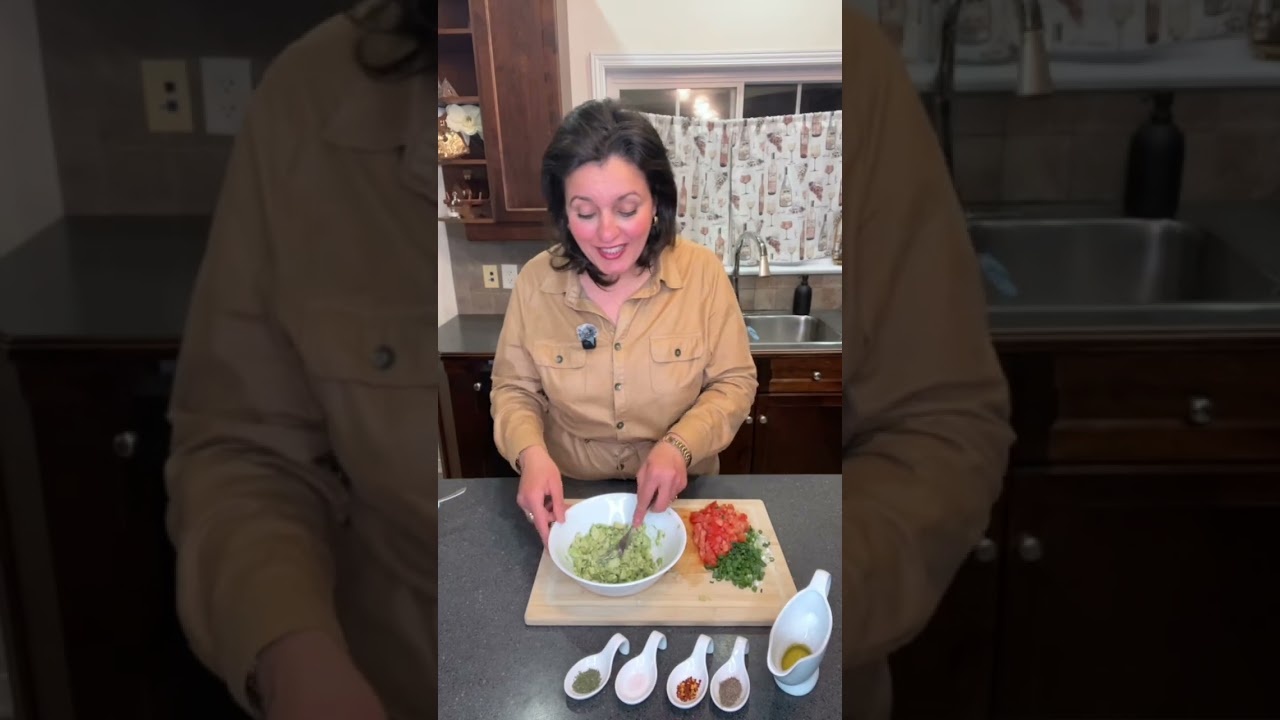 سر الطعم المكسيكي في البيت 🥑جواكامولي منعش بمكونات بسيطه !👍#yummy #avocado ##جواكامولي #وصفات_سهلة #